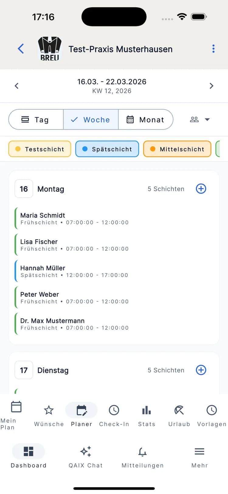 Team-App auf dem Smartphone mit Dienstplan und Stempeluhr-Funktion.